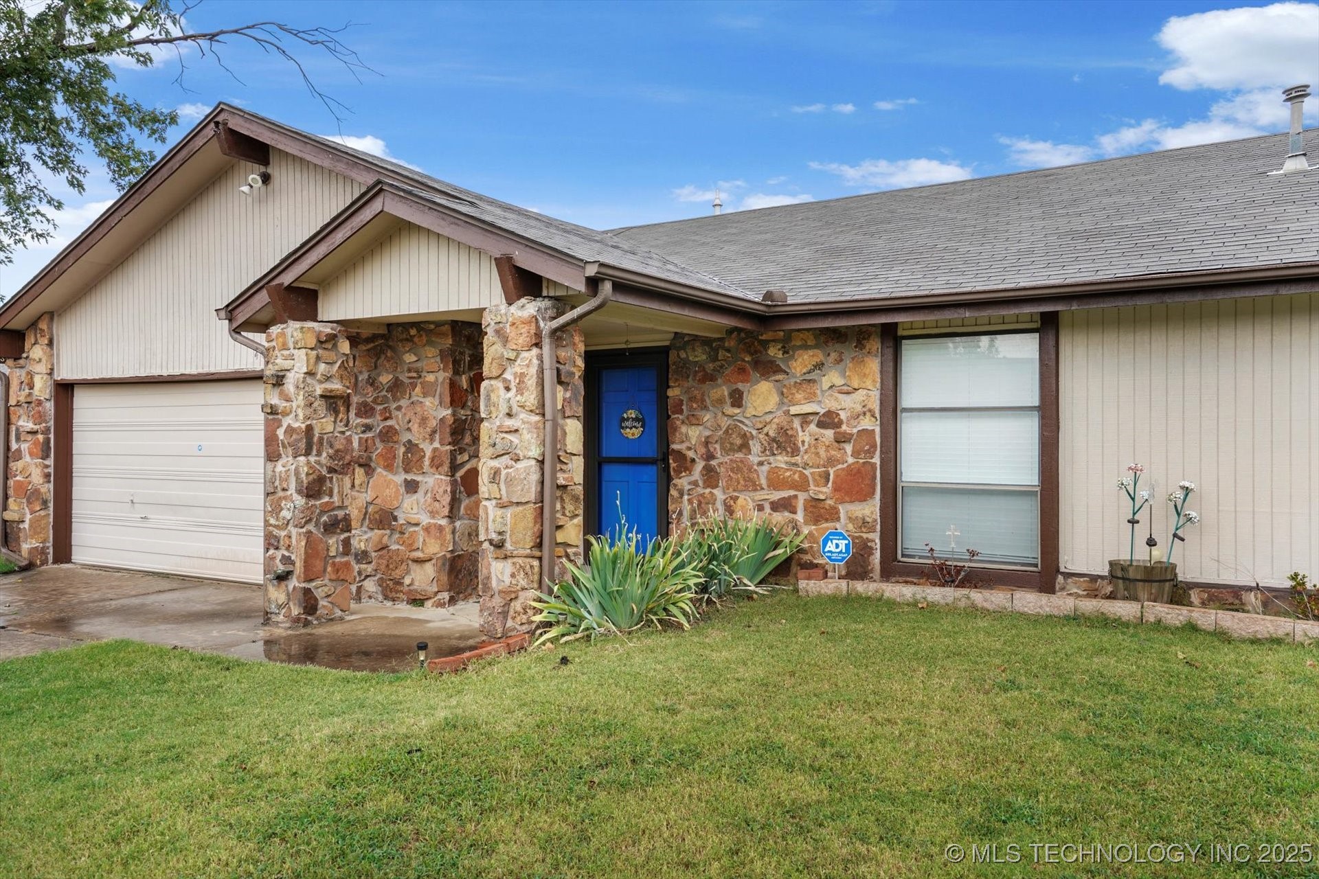 409 W Trinidad Drive Property Photo 3