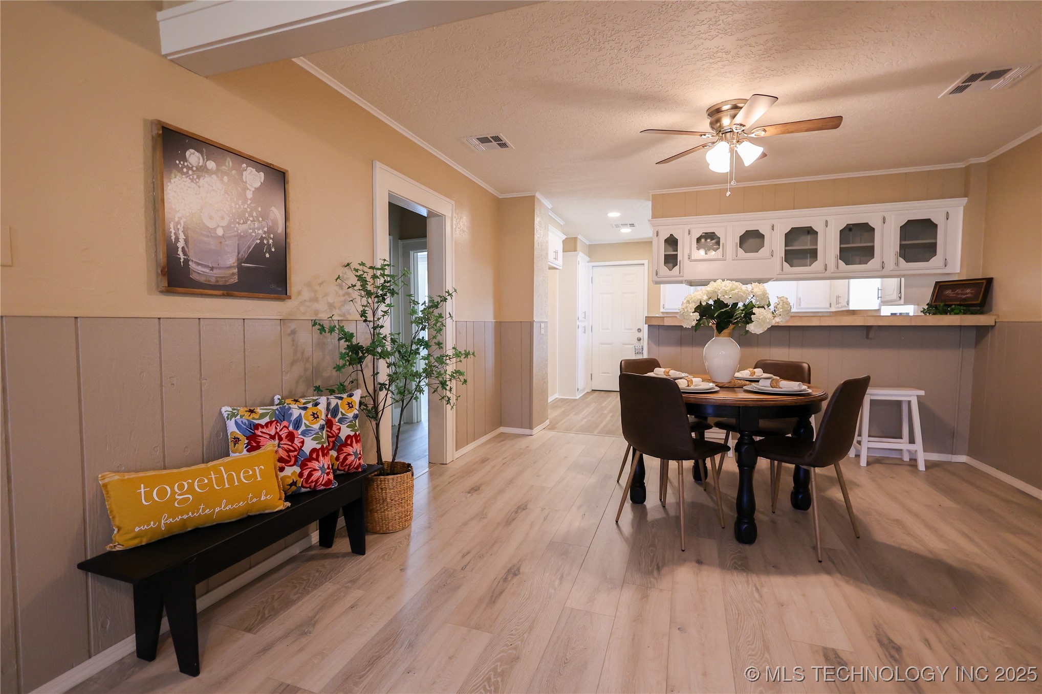 129 W Tahlequah Property Photo 2