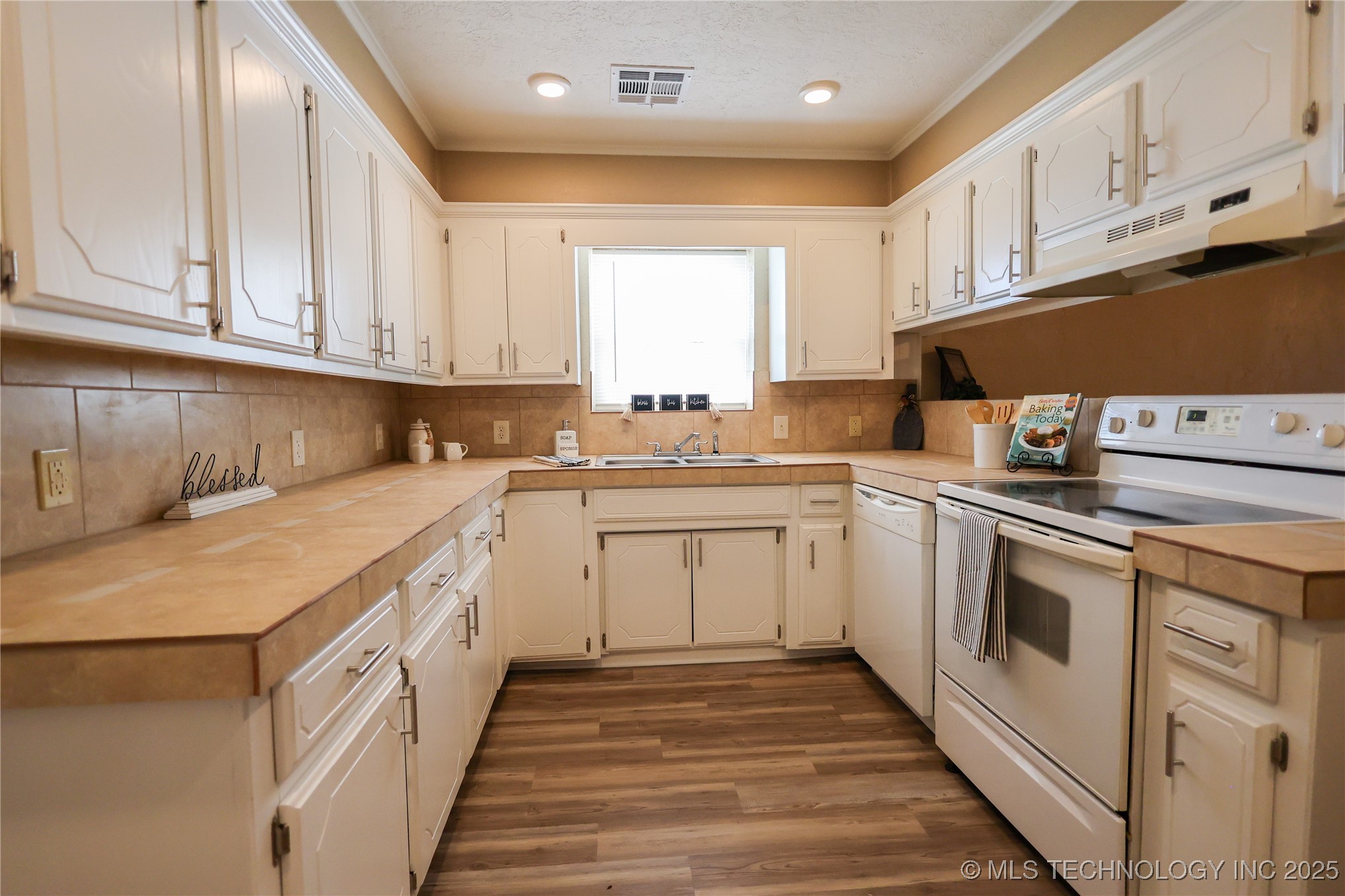 129 W Tahlequah Property Photo 5