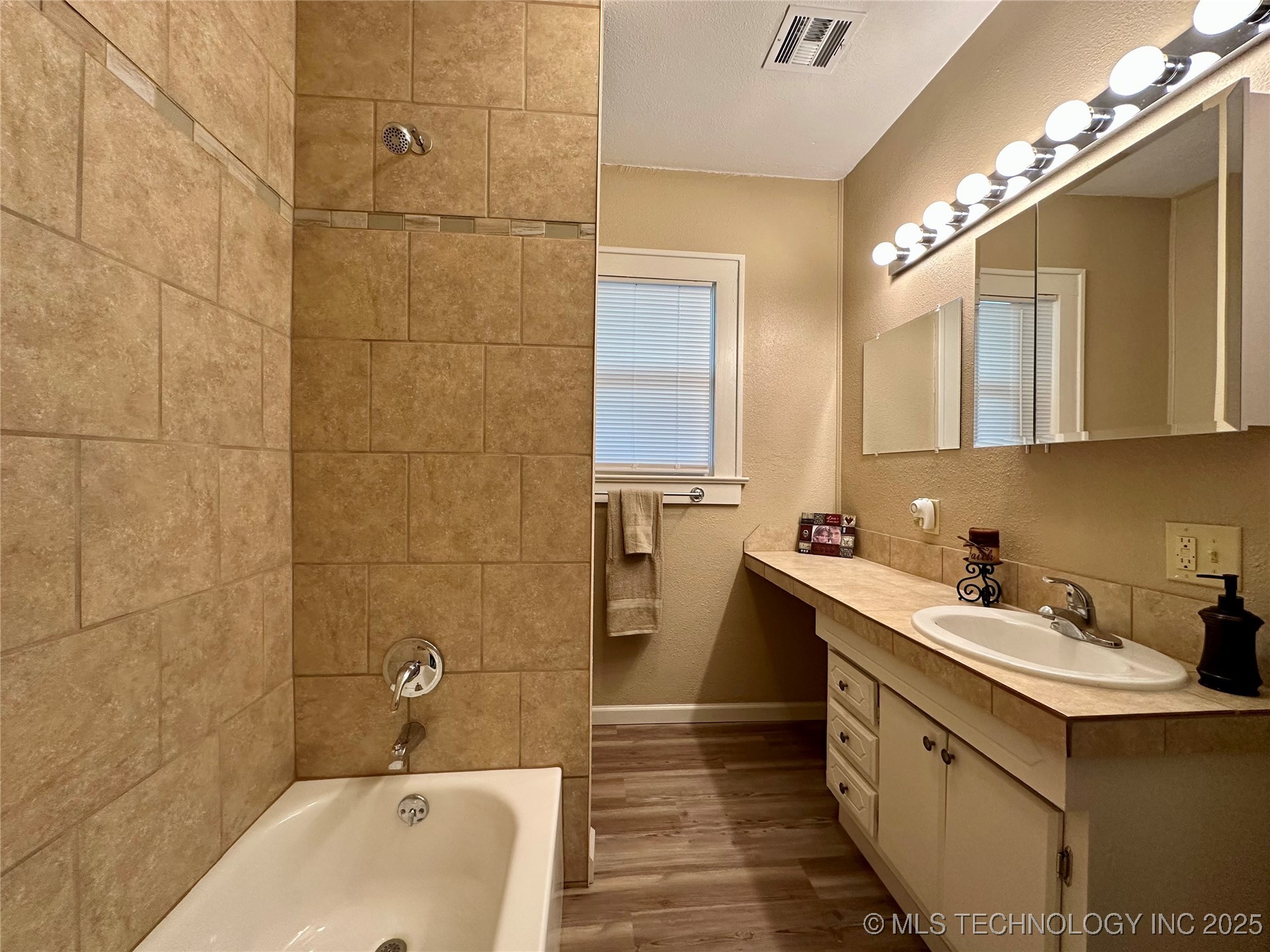 129 W Tahlequah Property Photo 17