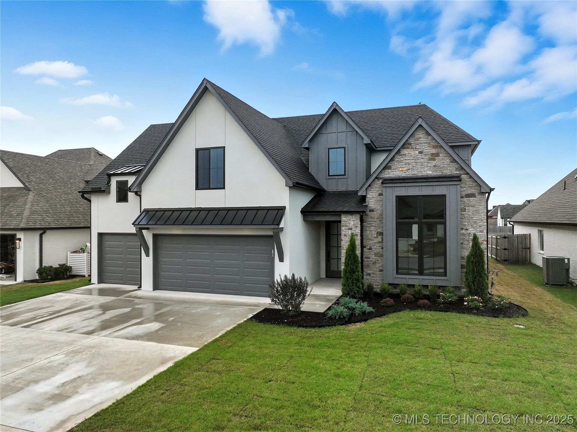 13648 S 21st Place E Property Photo 2