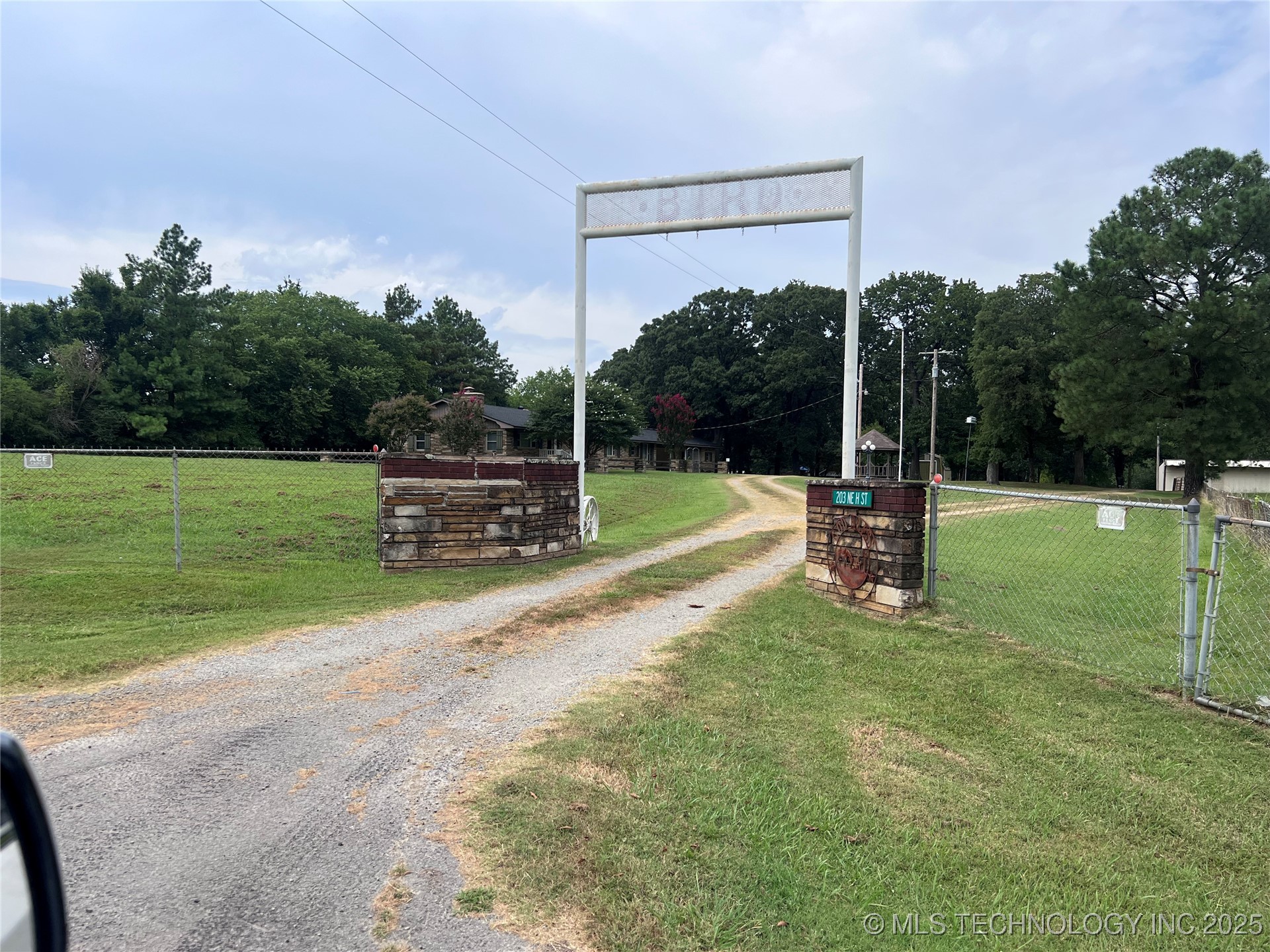 203 Ne H Street Property Photo 3