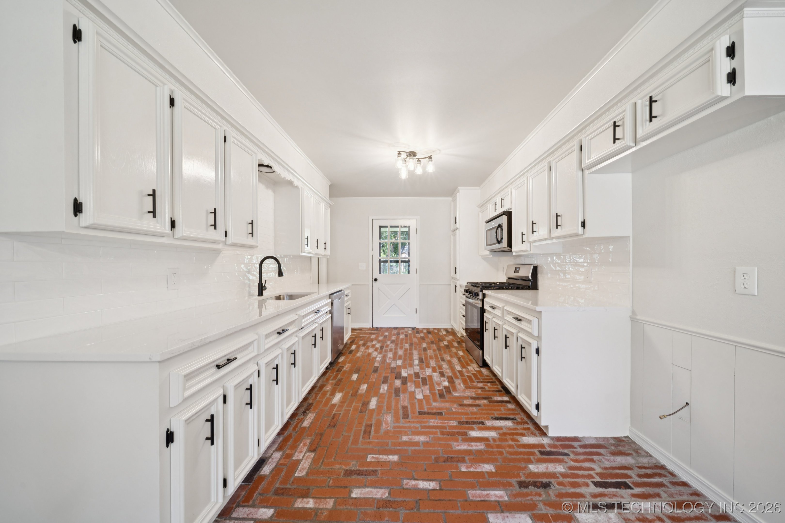 9726 S Houston Avenue Property Photo 13