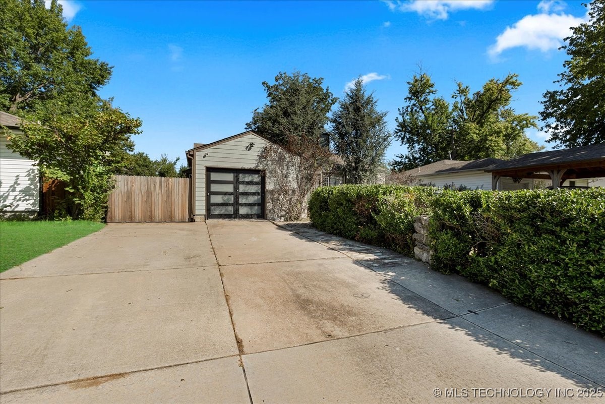 1527 E 50th Street Property Photo 2