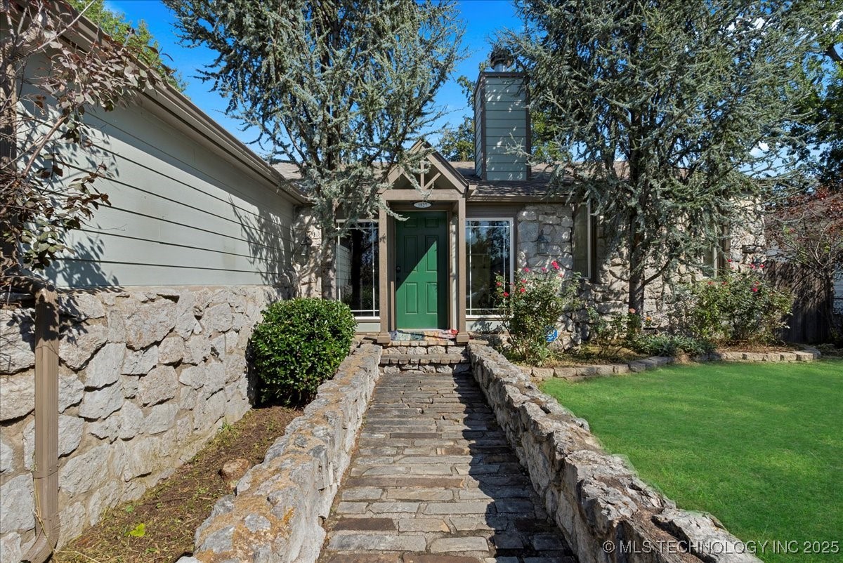 1527 E 50th Street Property Photo 3