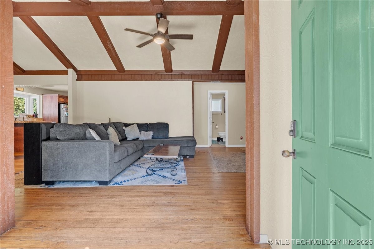 1527 E 50th Street Property Photo 4