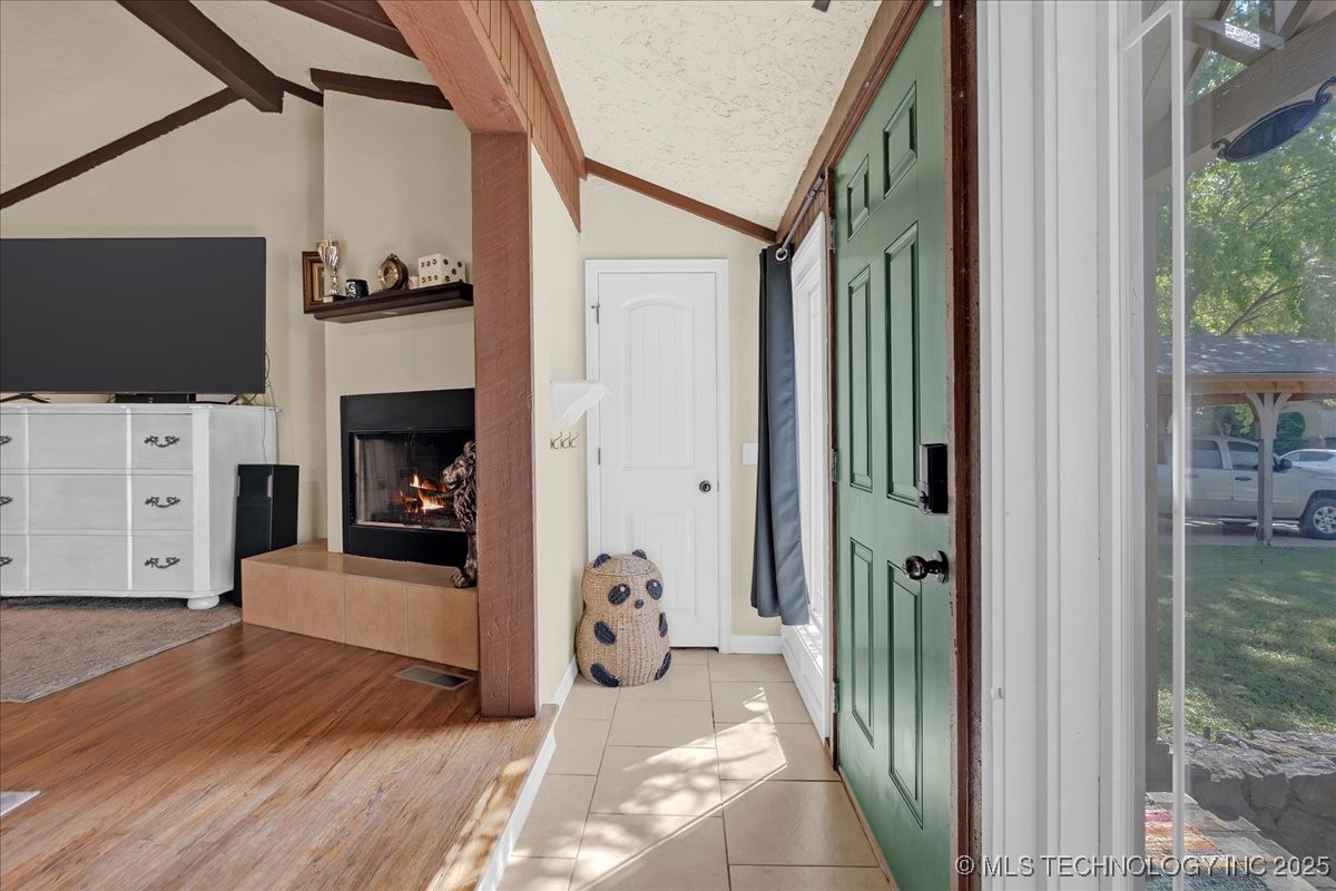 1527 E 50th Street Property Photo 5