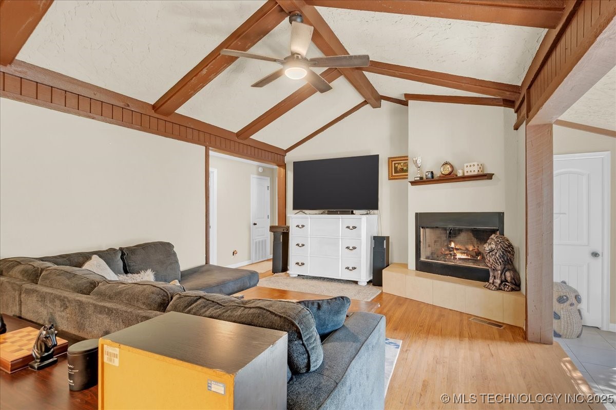 1527 E 50th Street Property Photo 8