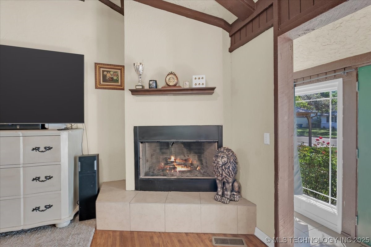 1527 E 50th Street Property Photo 10