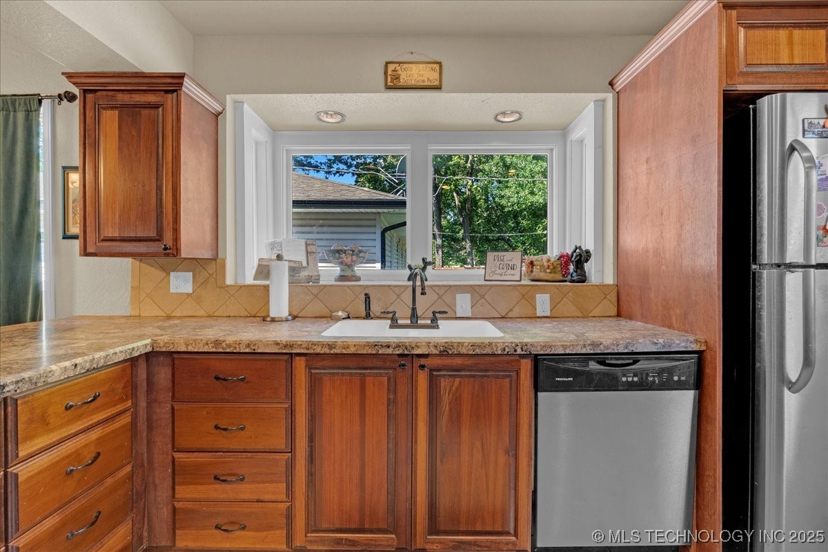 1527 E 50th Street Property Photo 17