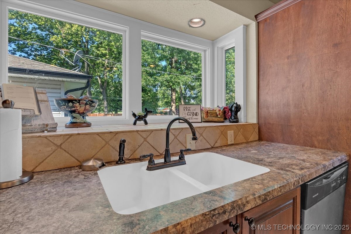 1527 E 50th Street Property Photo 18