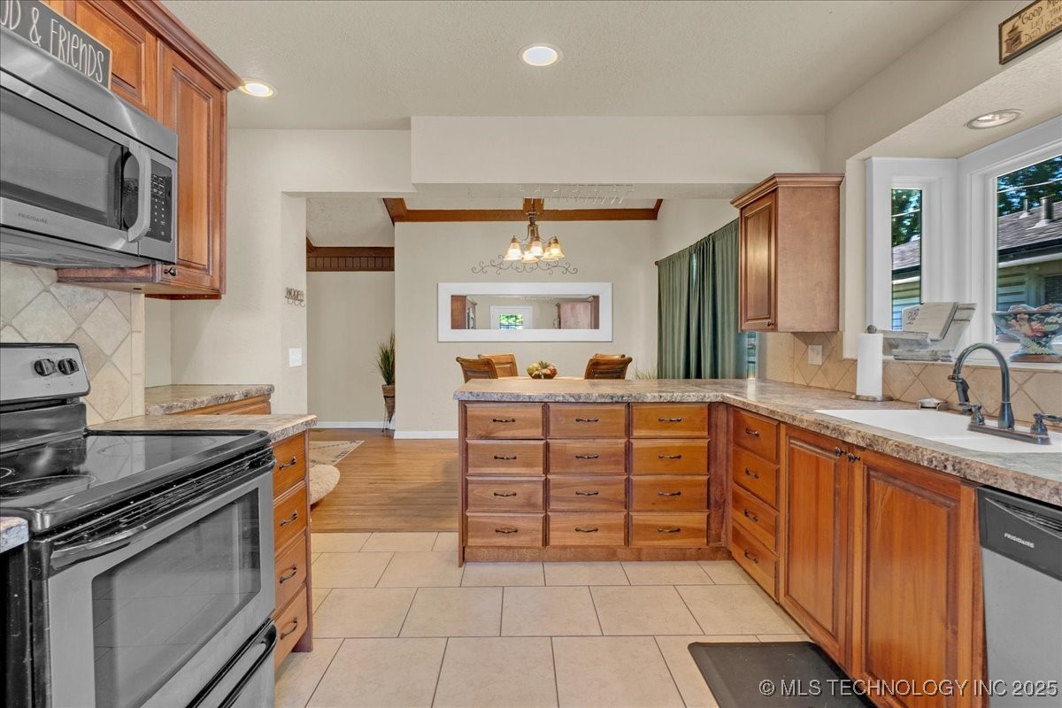 1527 E 50th Street Property Photo 20