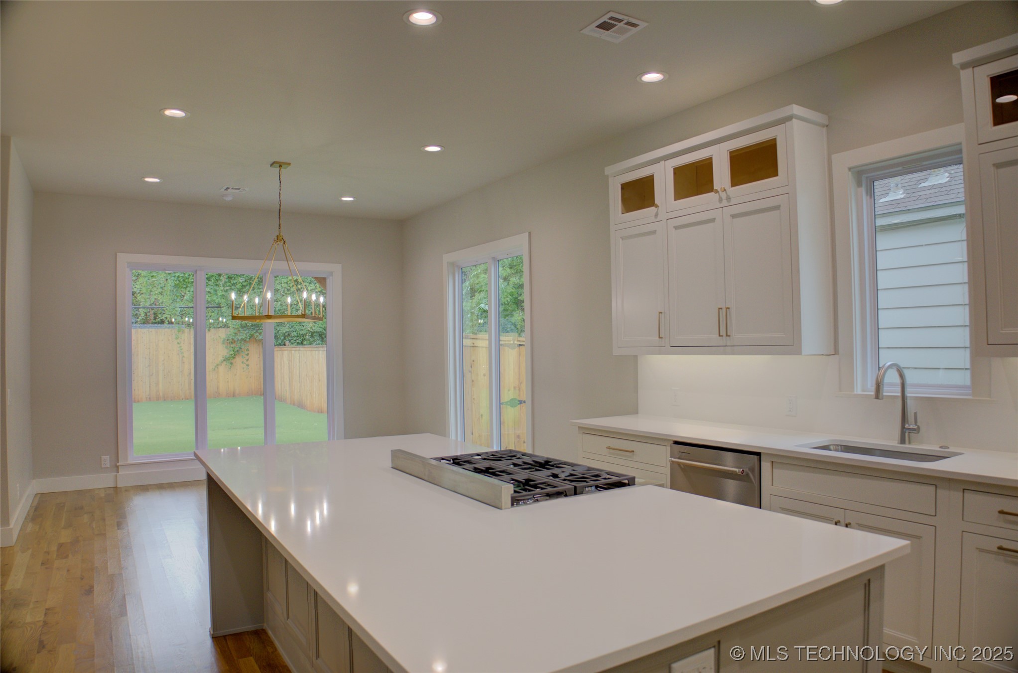 211 E 34th Street Property Photo 14