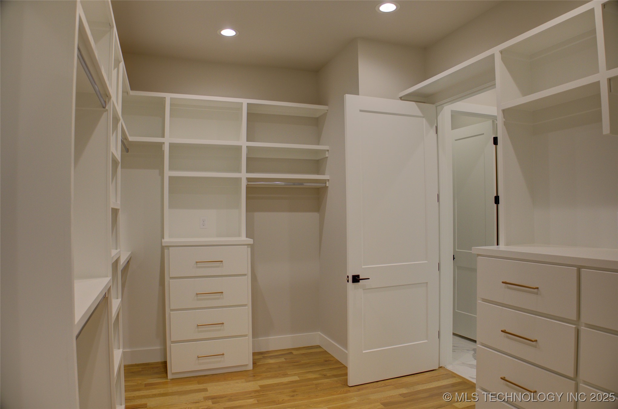 211 E 34th Street Property Photo 37