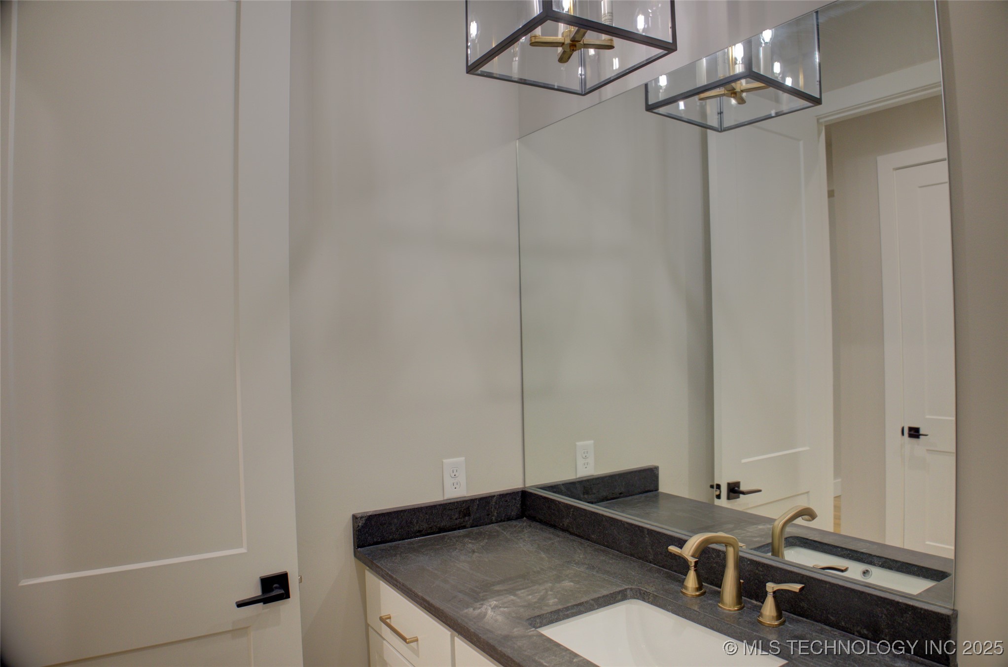 211 E 34th Street Property Photo 42