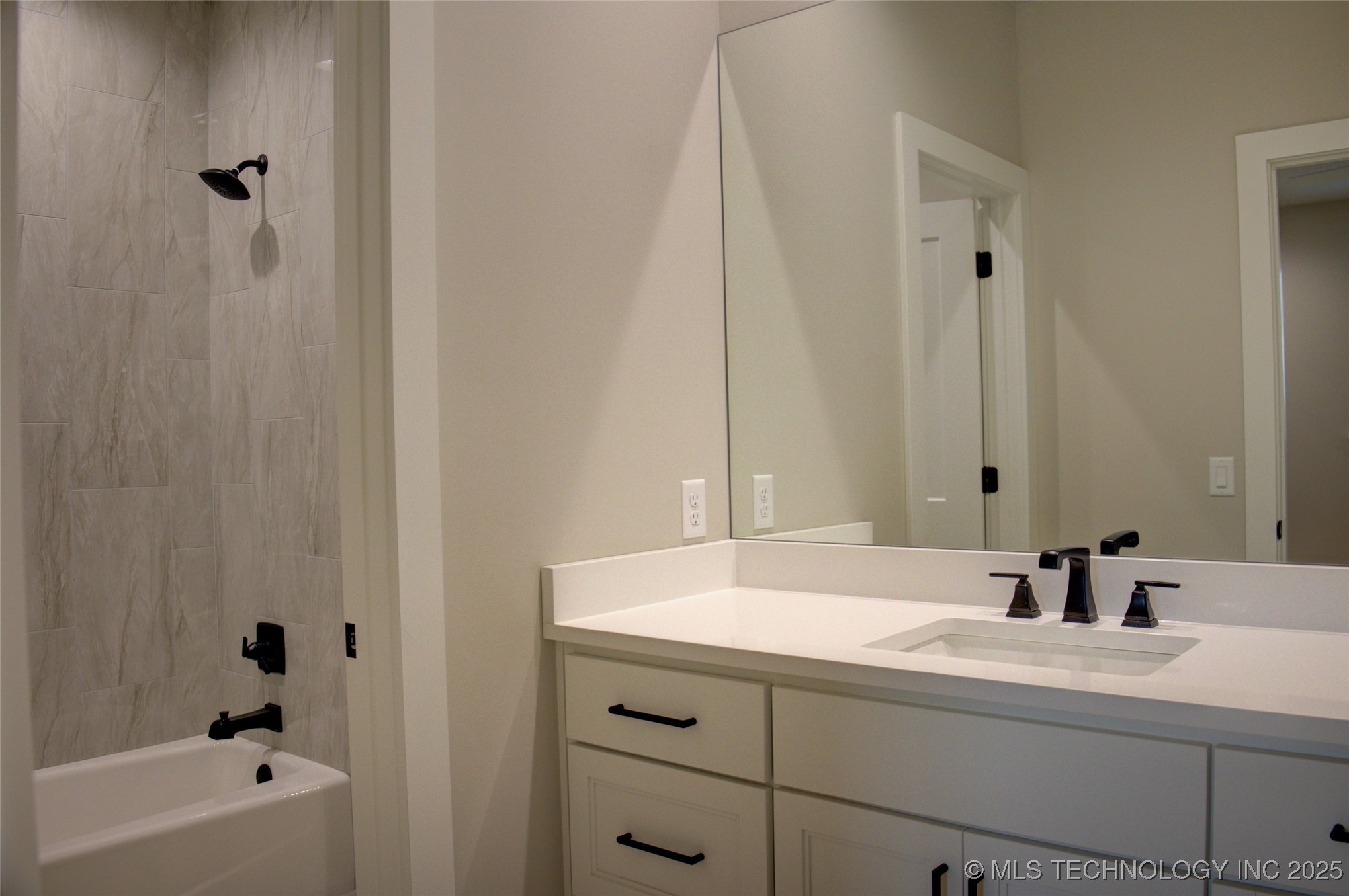 211 E 34th Street Property Photo 54