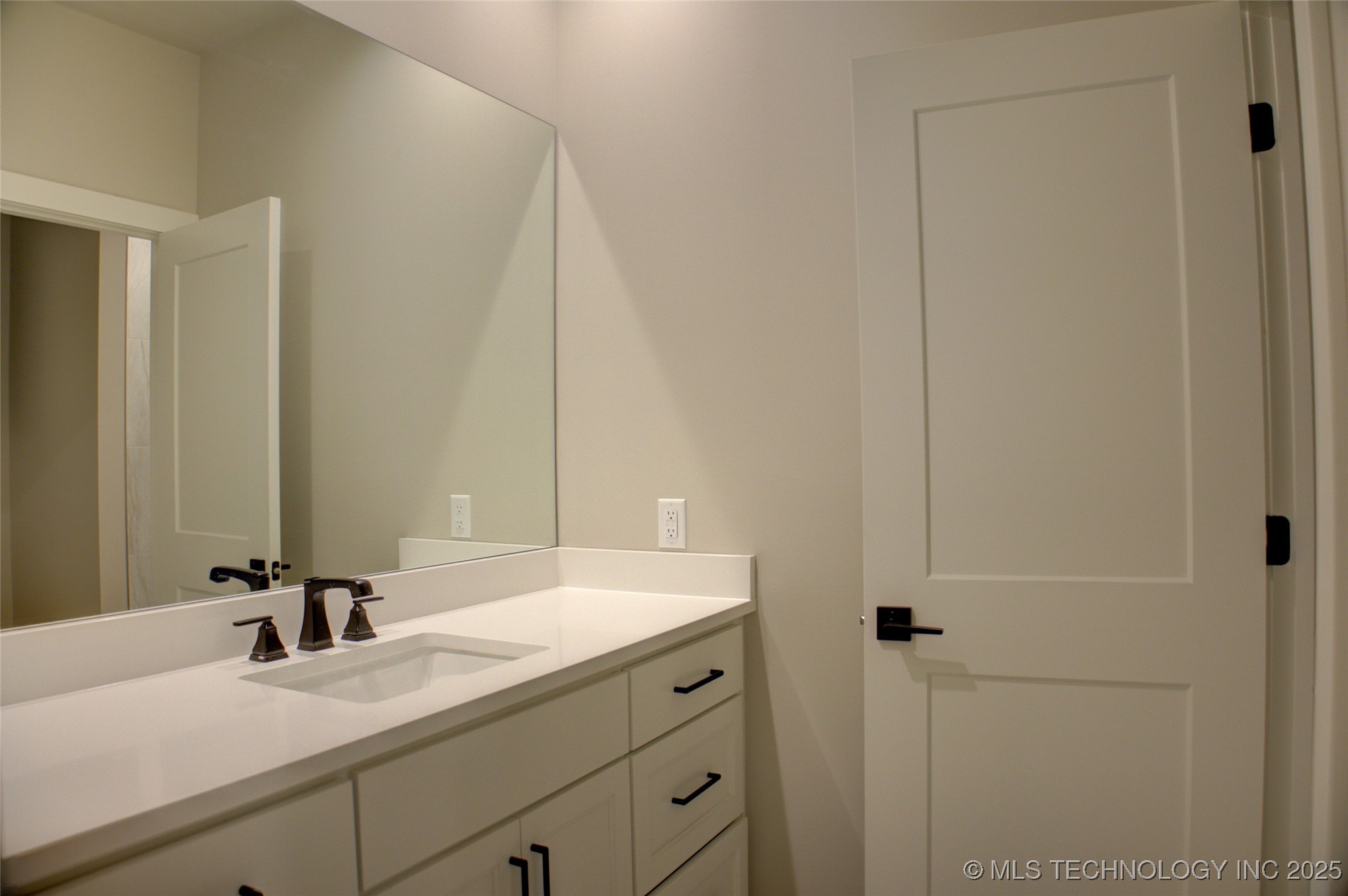 211 E 34th Street Property Photo 55