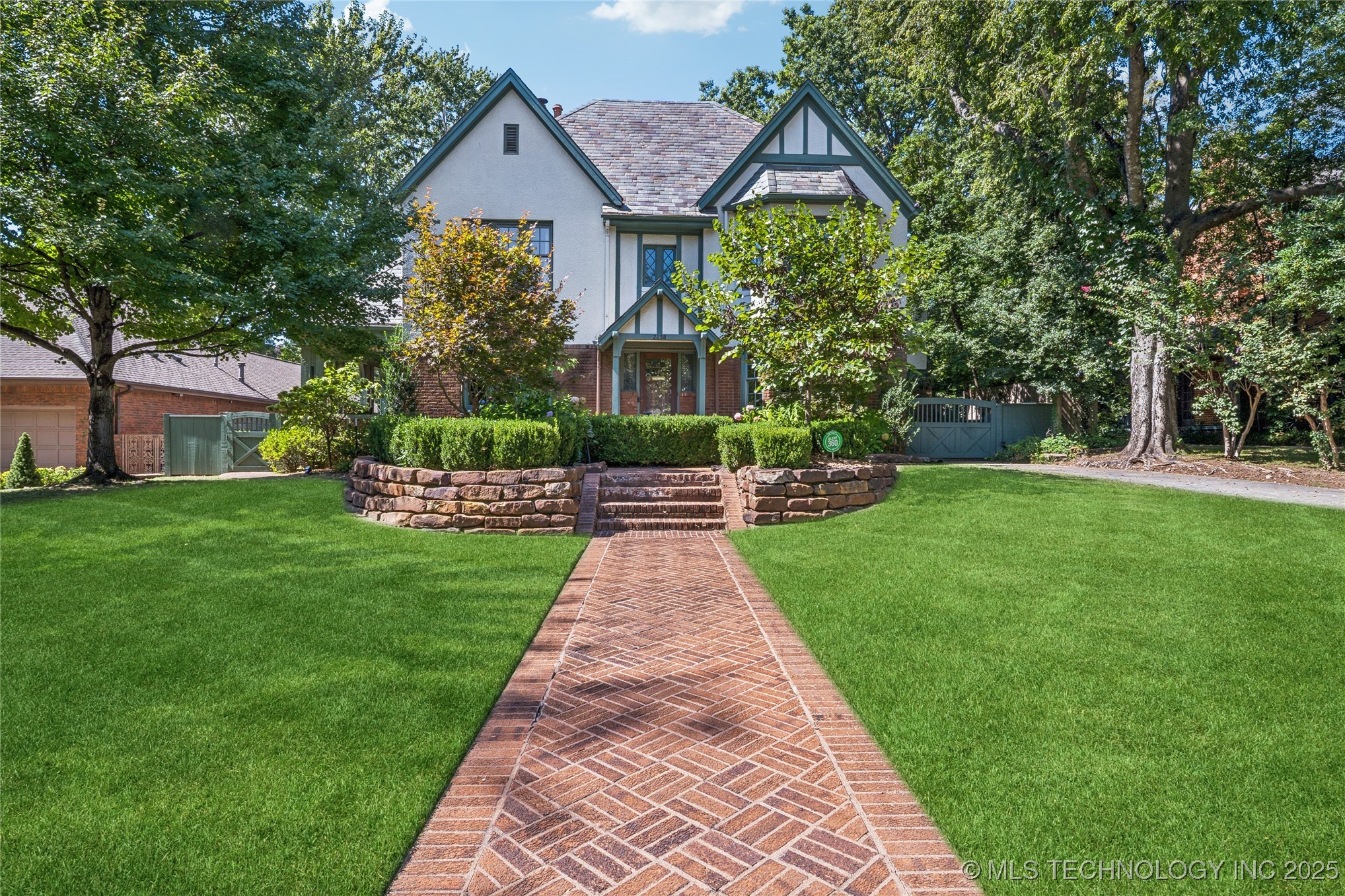 2238 Terwilleger Boulevard Property Photo 1