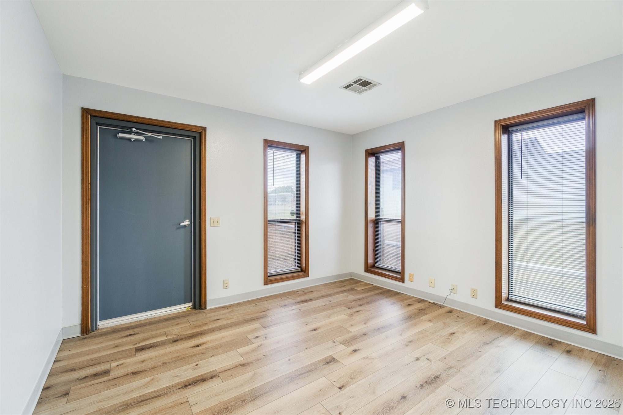 1236 E Main Street Property Photo 5