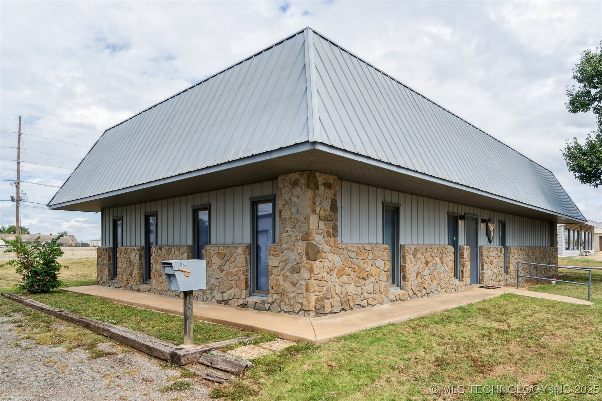 1236 E Main Street Property Photo 8