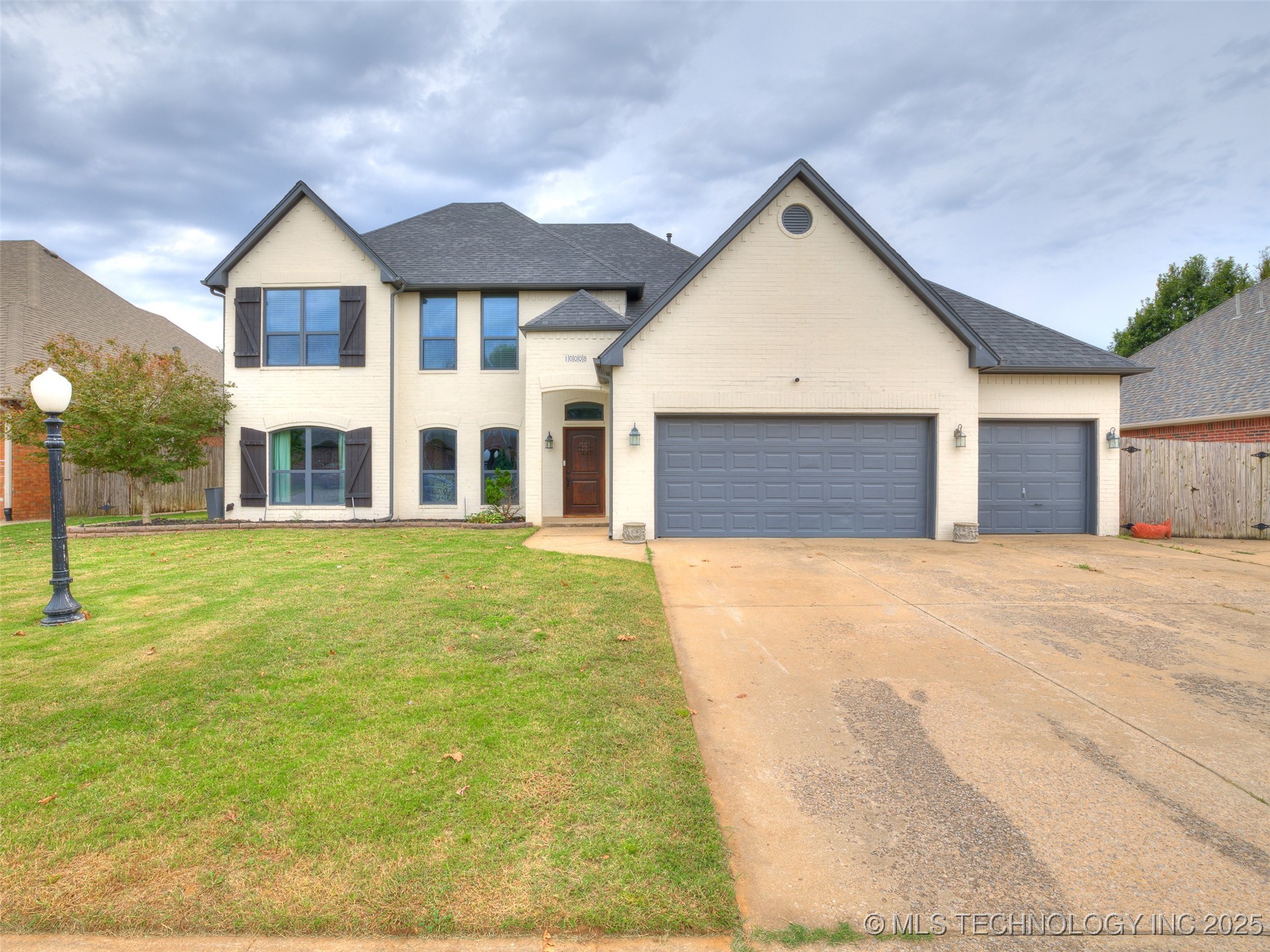 10008 E 93rd Street N Property Photo 1