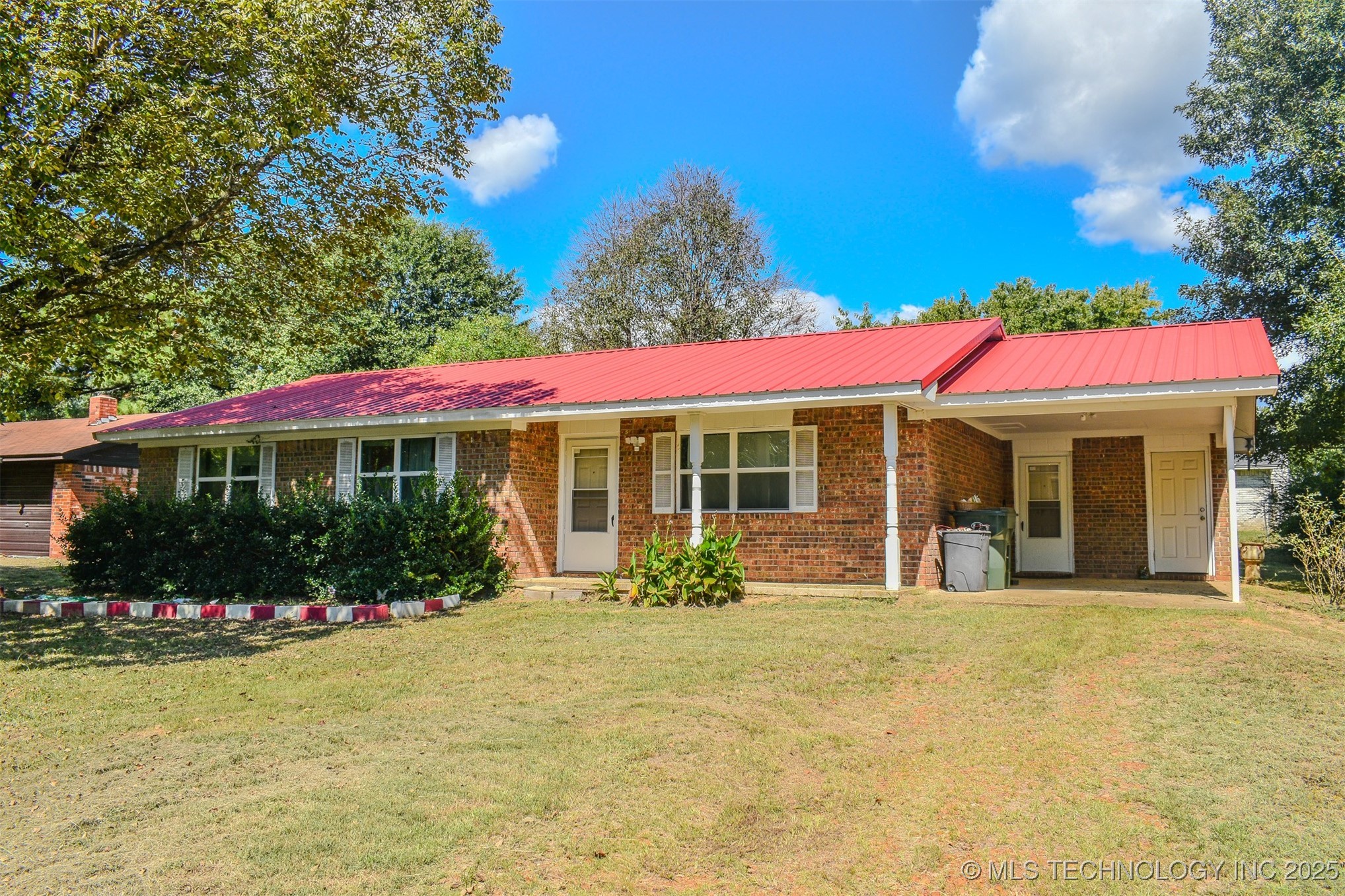 906 Powell Drive Property Photo 2