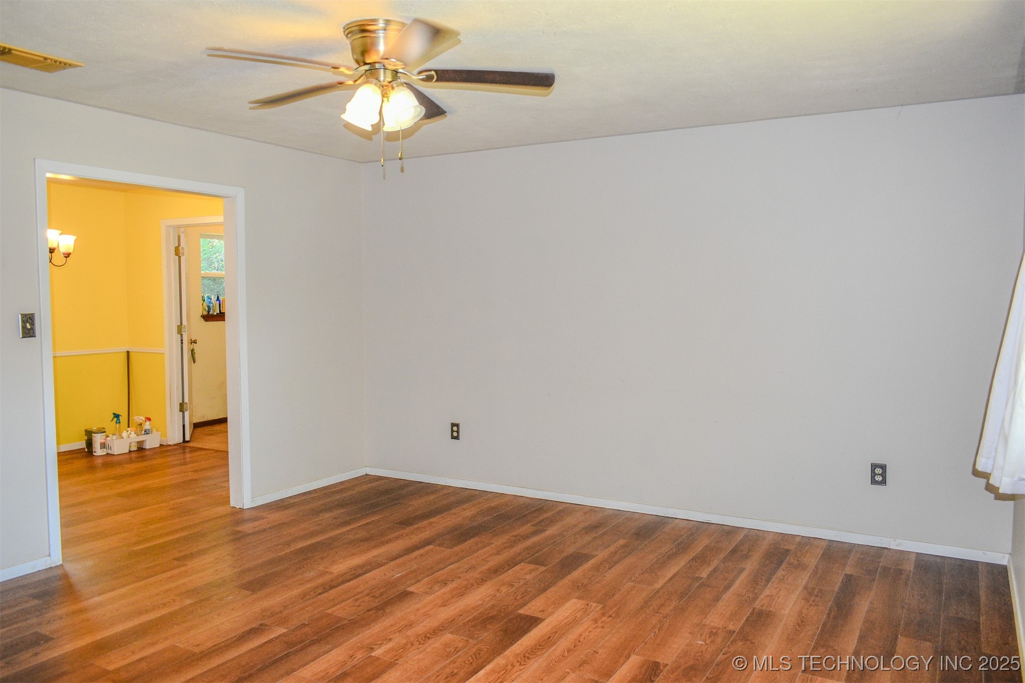 906 Powell Drive Property Photo 3