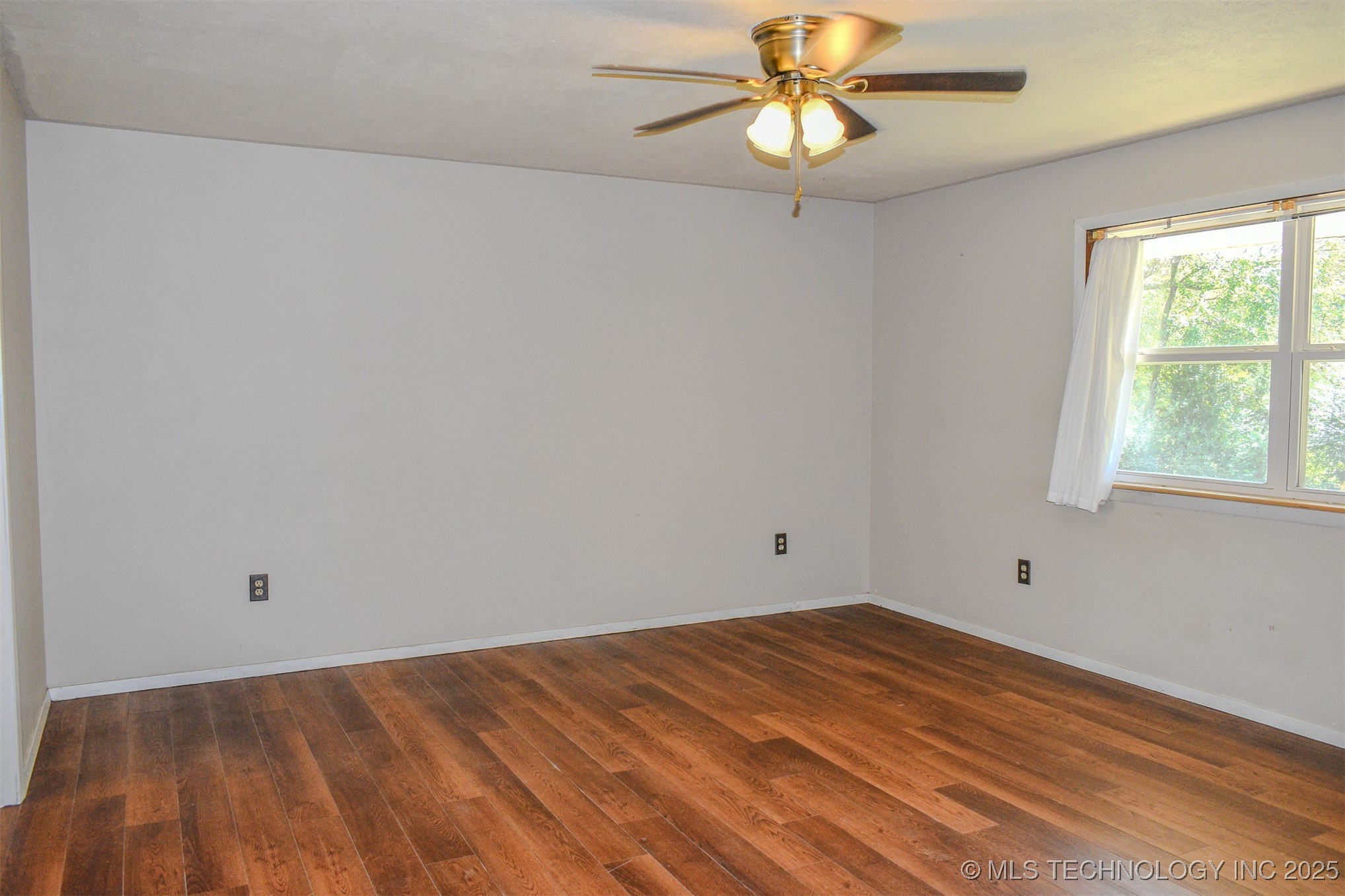 906 Powell Drive Property Photo 4