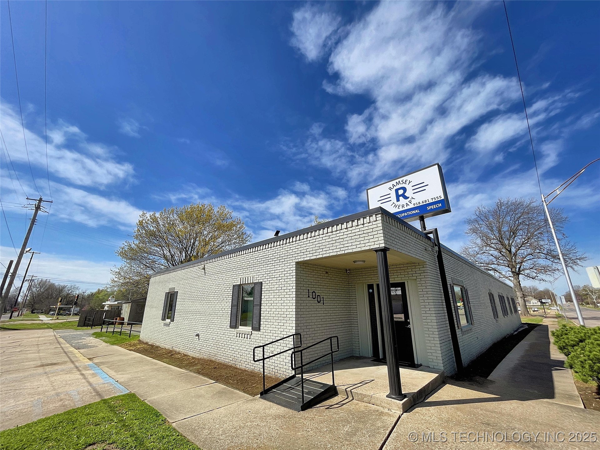 1001 W Broadway Street Property Photo 1