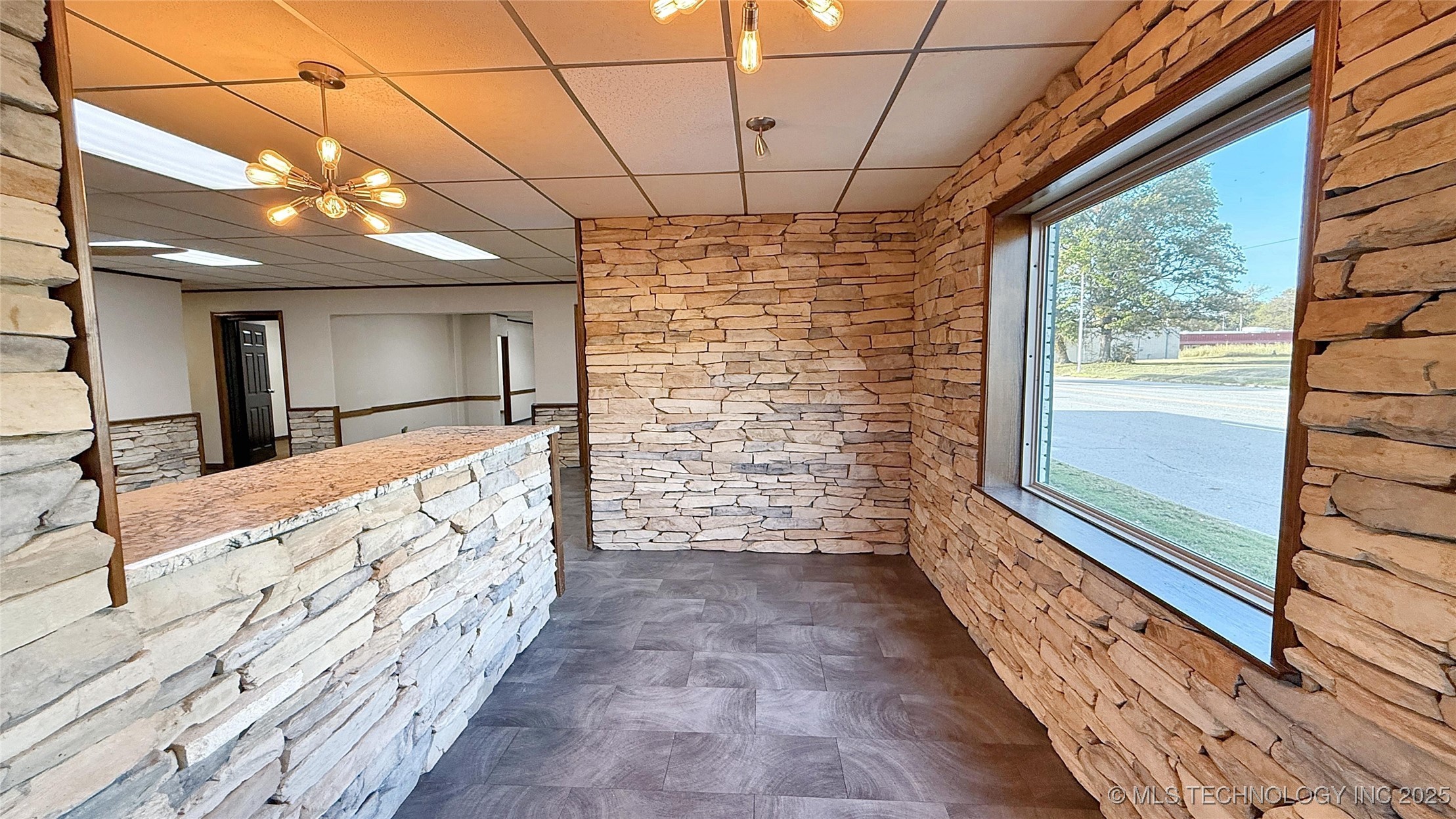 1001 W Broadway Street Property Photo 3