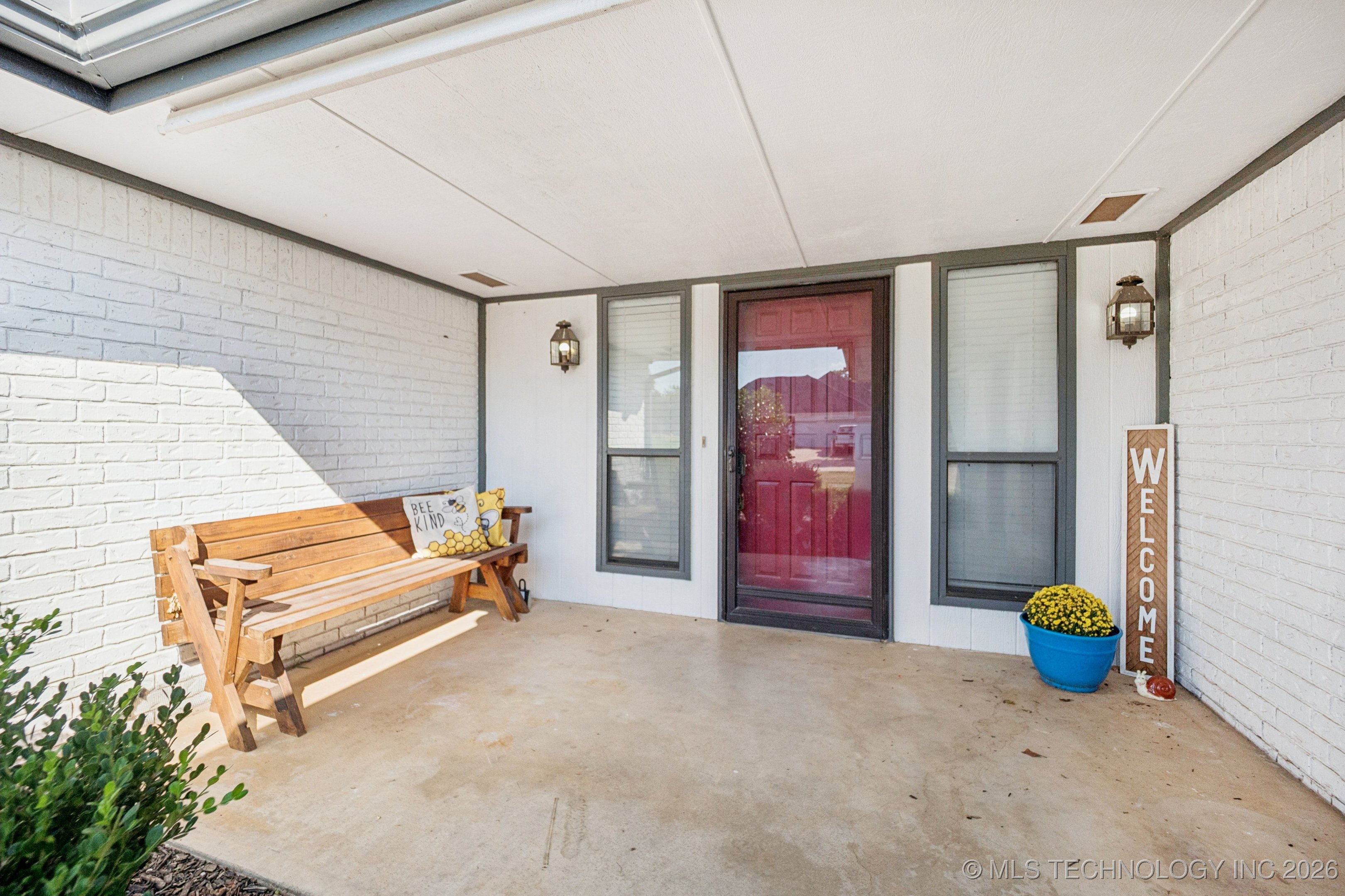 704 S Timberridge Drive Property Photo 3