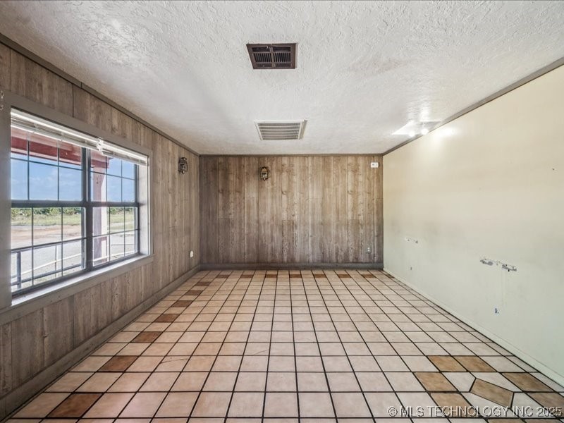 12015 S Poplar Street Property Photo 7