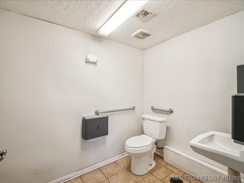 12015 S Poplar Street Property Photo 9