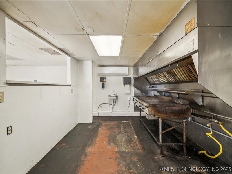 12015 S Poplar Street Property Photo 14