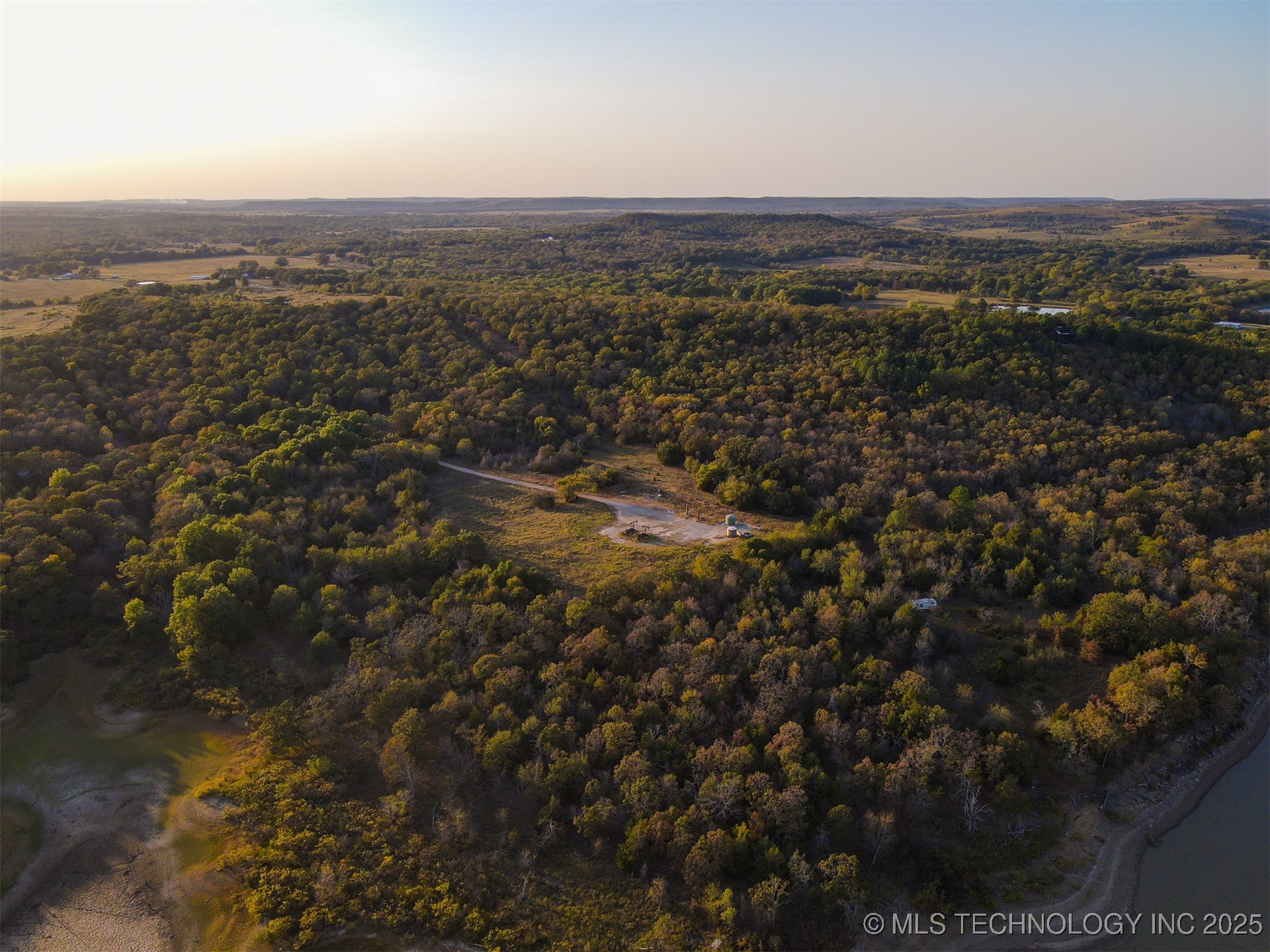 33 E 1220 Road Property Photo 4