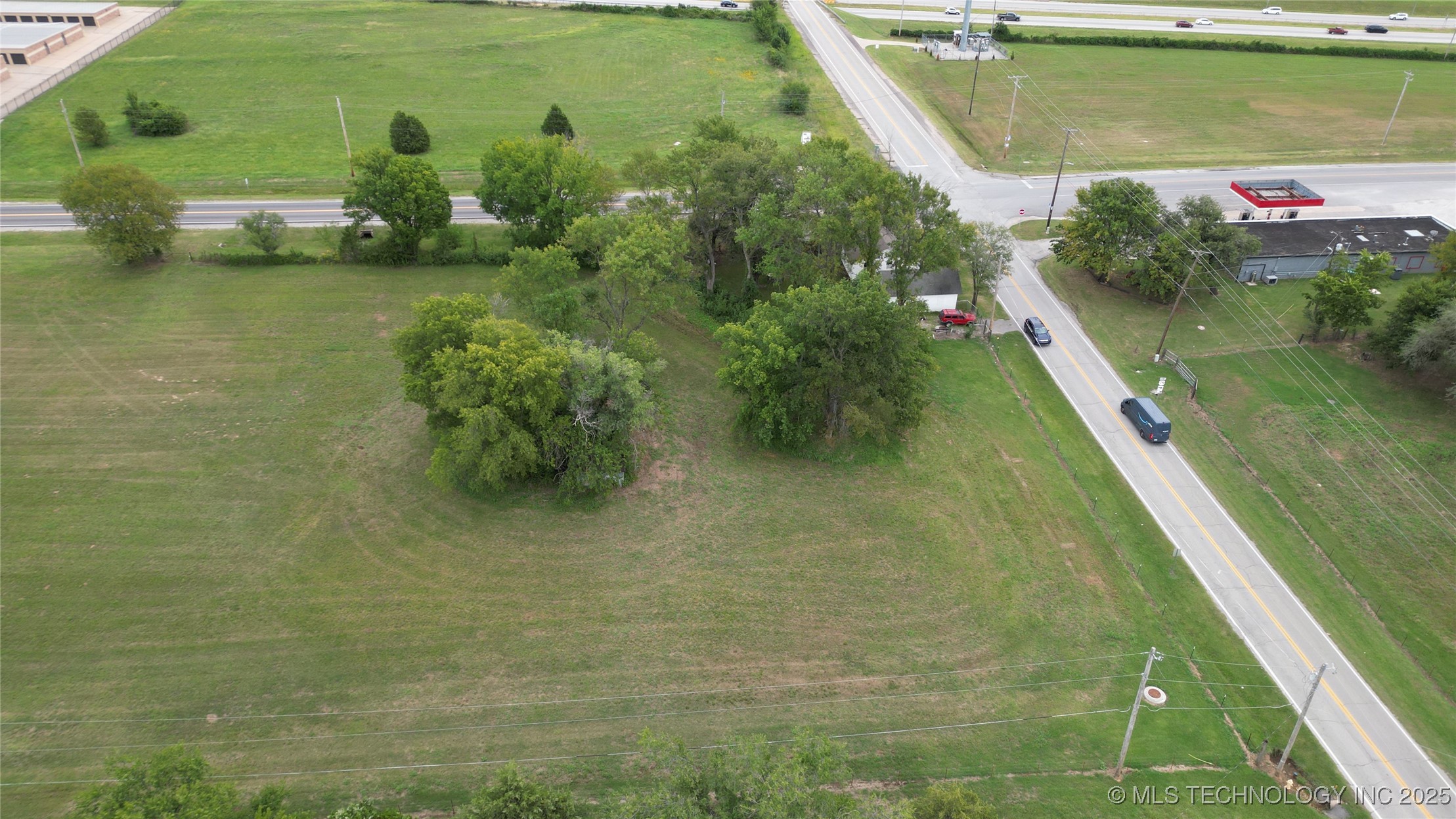 9042 S Union Avenue Property Photo 4