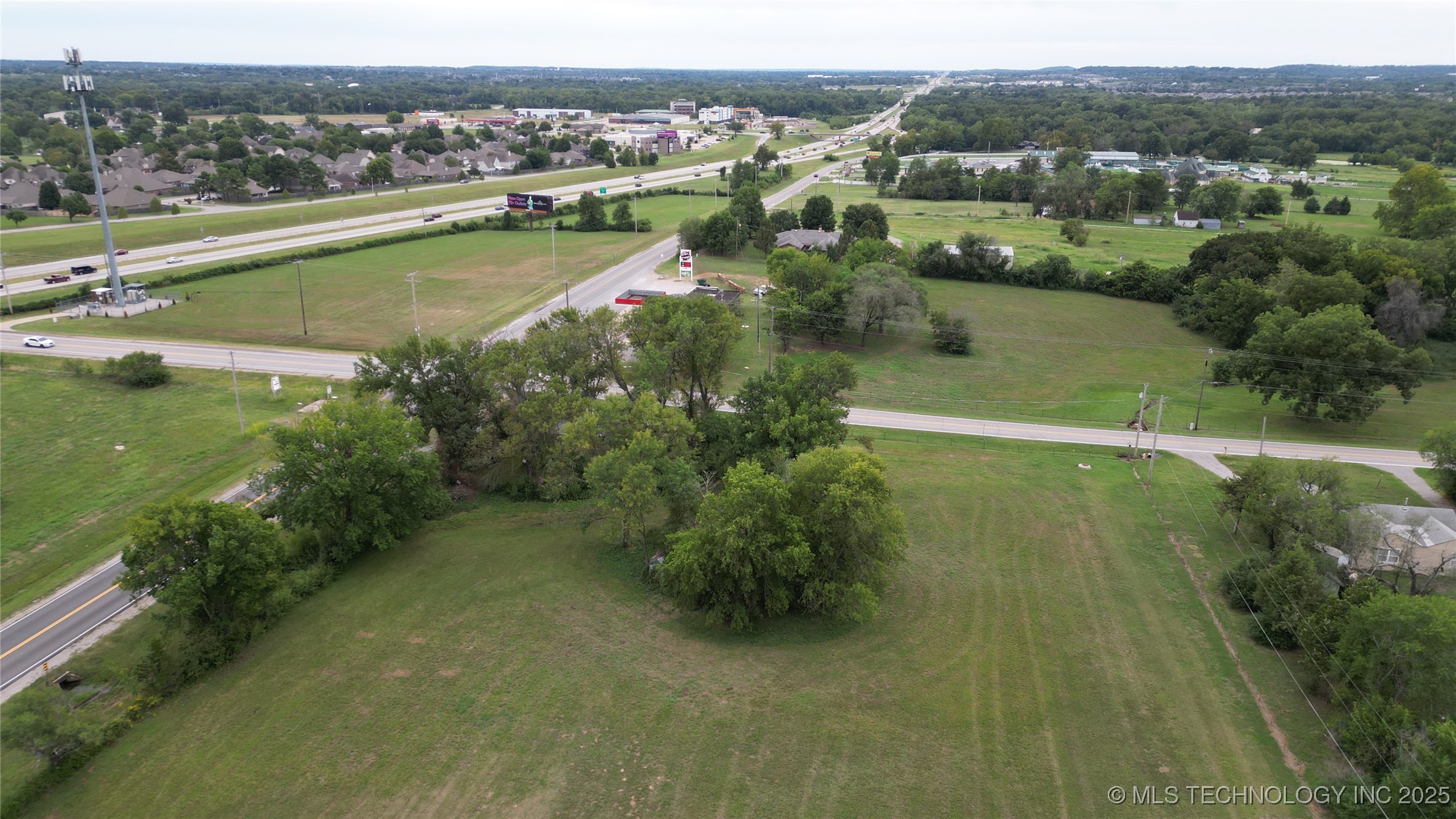 9042 S Union Avenue Property Photo 5