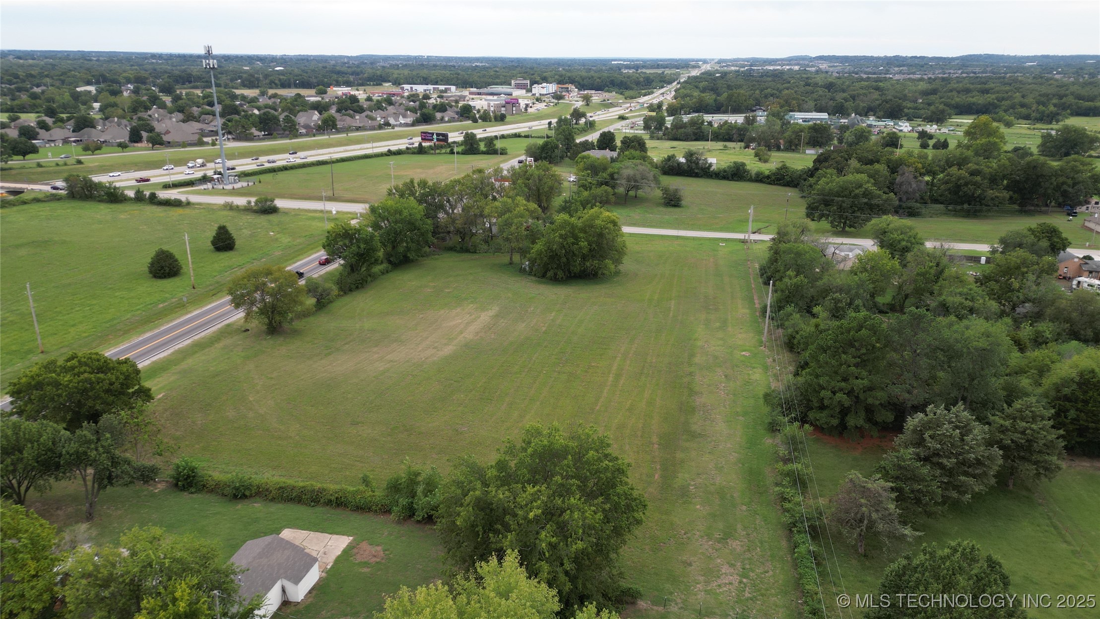 9040 S Union Avenue Property Photo 4