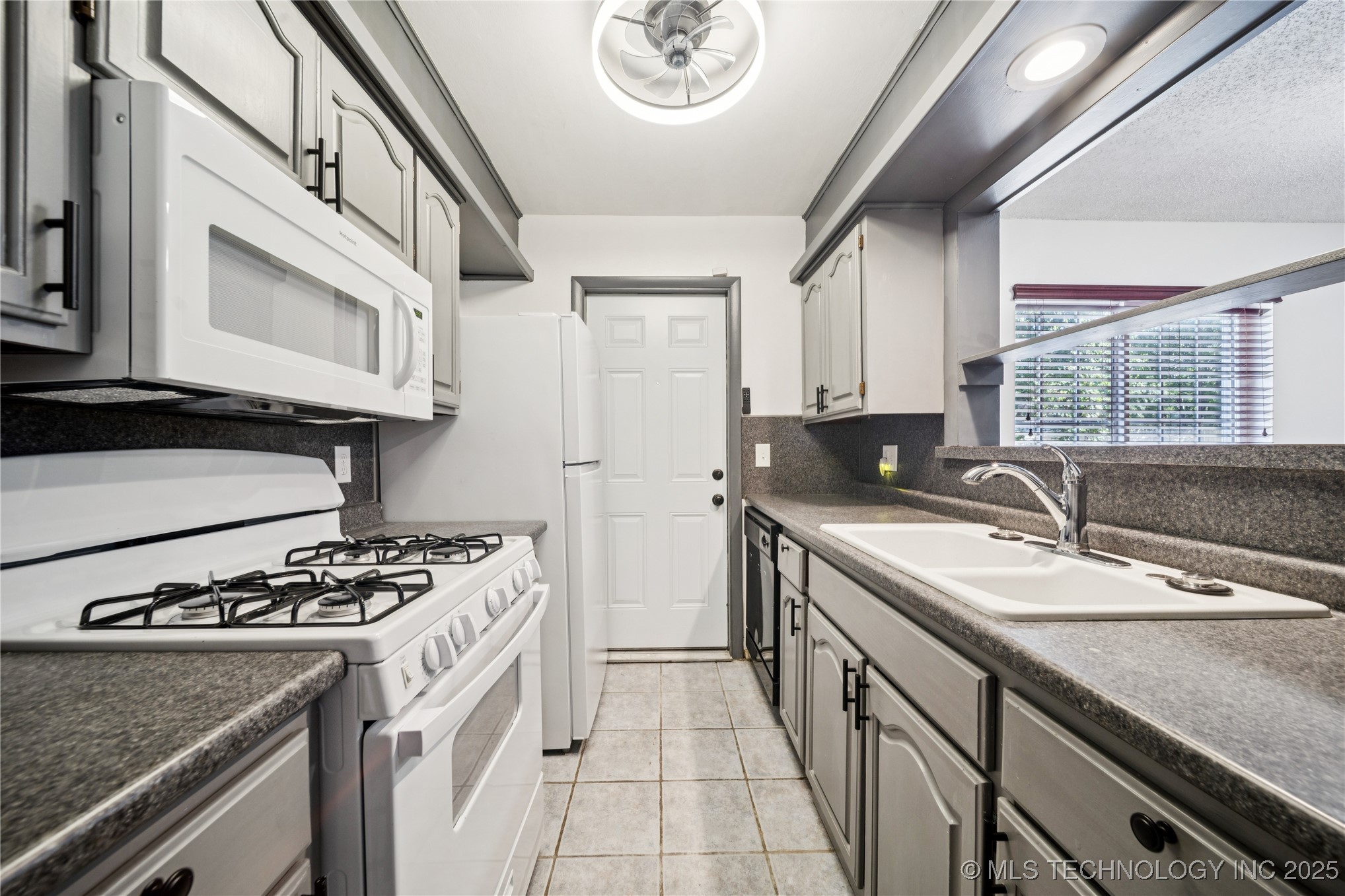 4804 S Victor Avenue 4804a Property Photo 8