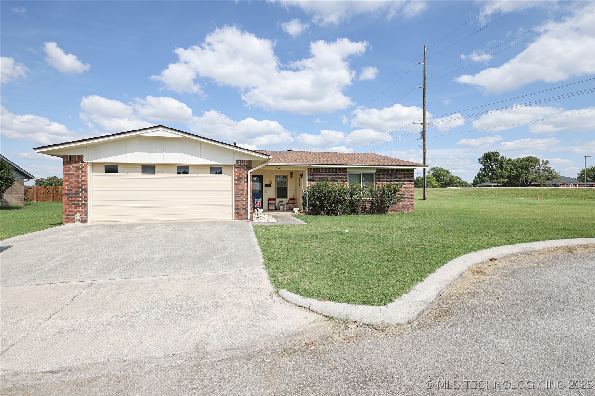 1205 E Ellis Avenue Property Photo 1