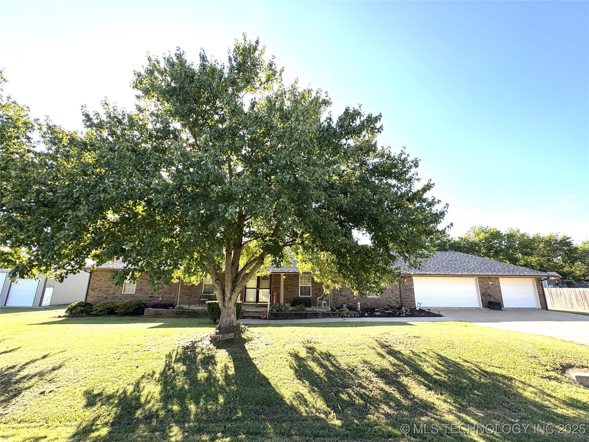 212 W Calista Drive Property Photo 1