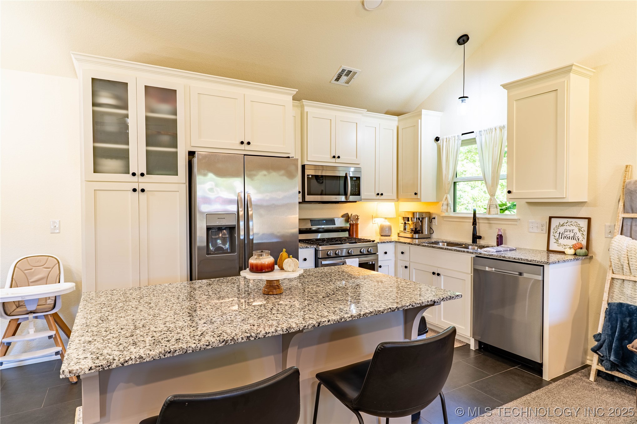 904 S Hickory Street Property Photo 6