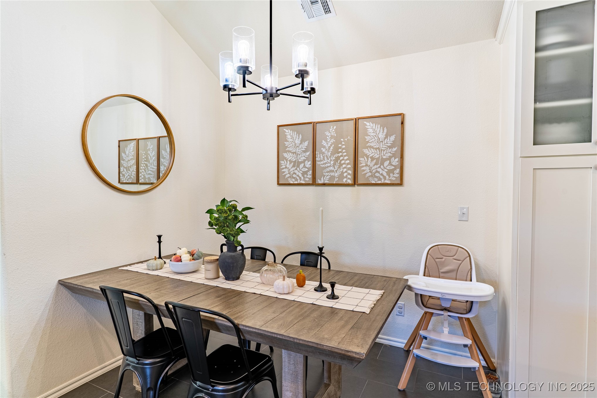 904 S Hickory Street Property Photo 8