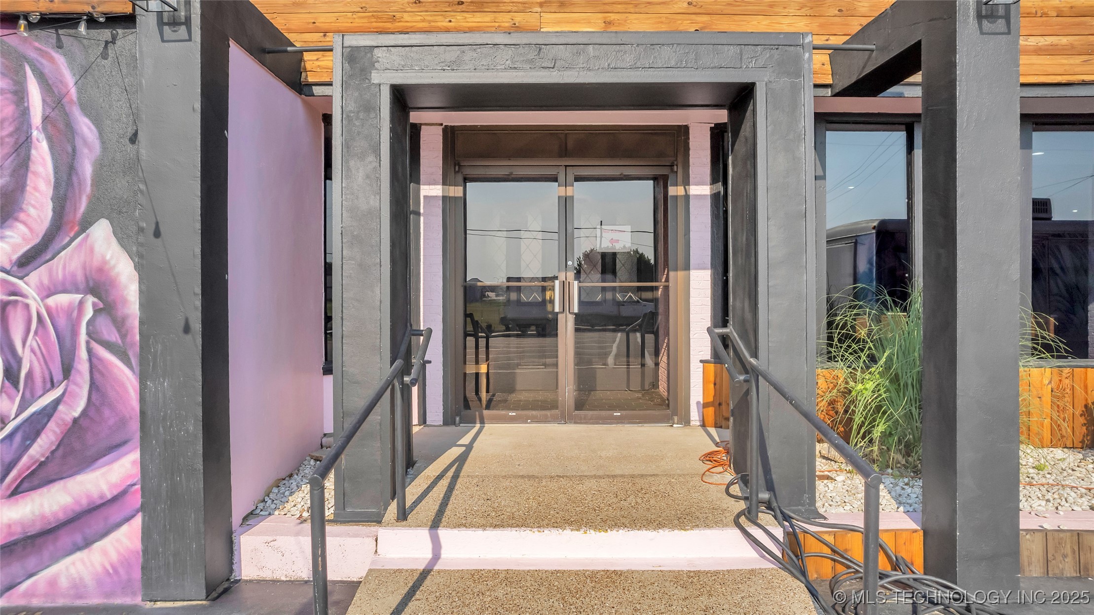 1717 W Broadway Property Photo 6