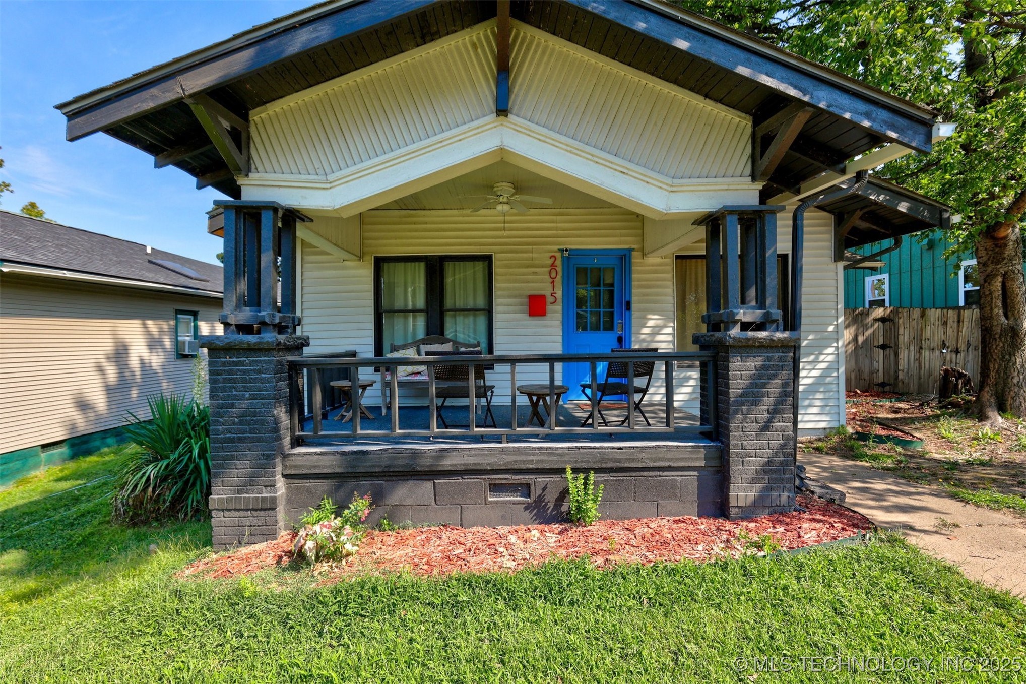 2015 W Easton Street Property Photo 1