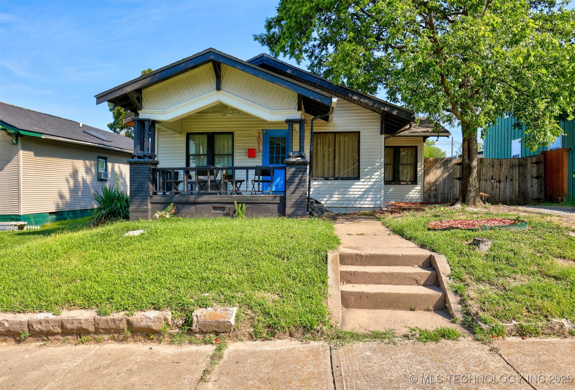 2015 W Easton Street Property Photo 2