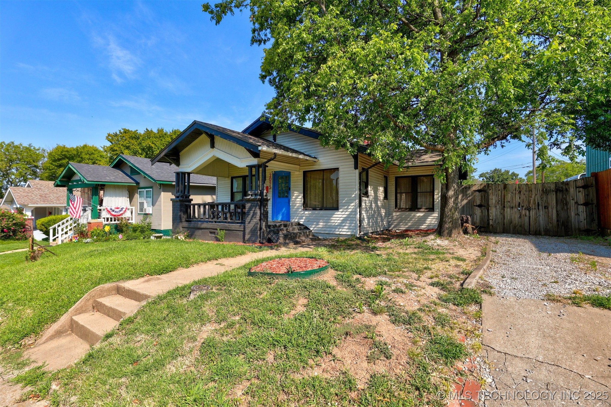 2015 W Easton Street Property Photo 3