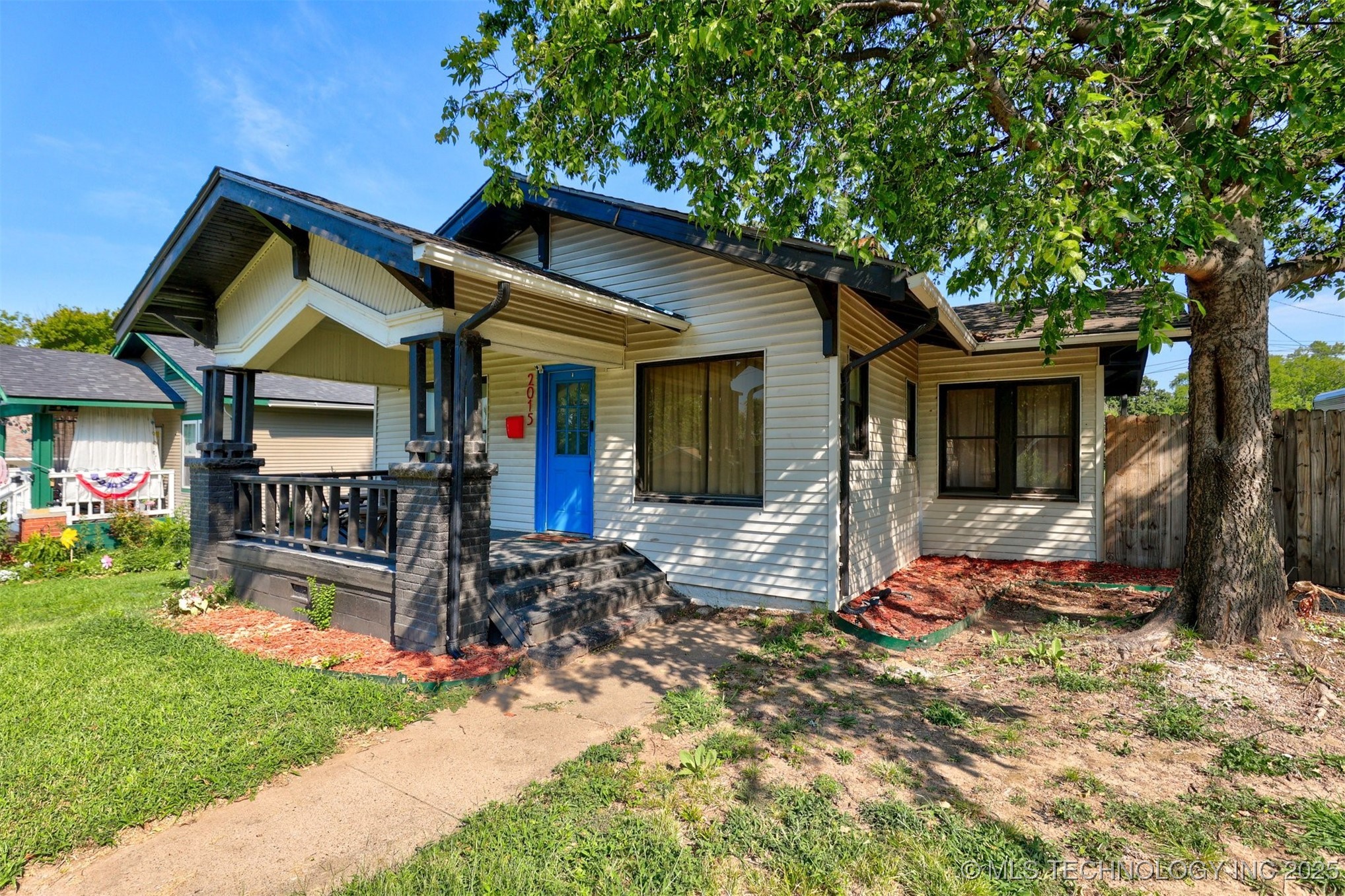 2015 W Easton Street Property Photo 4