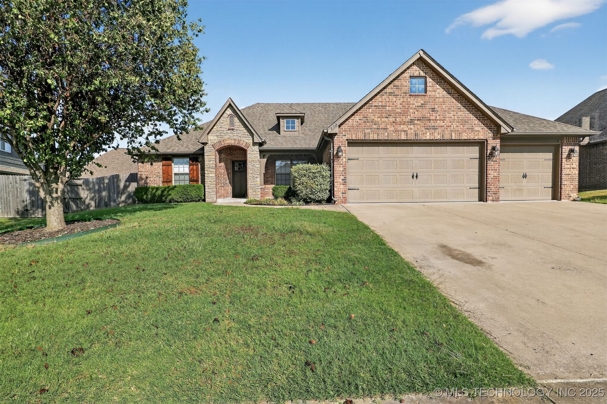 9307 N 95th Avenue E Property Photo 1