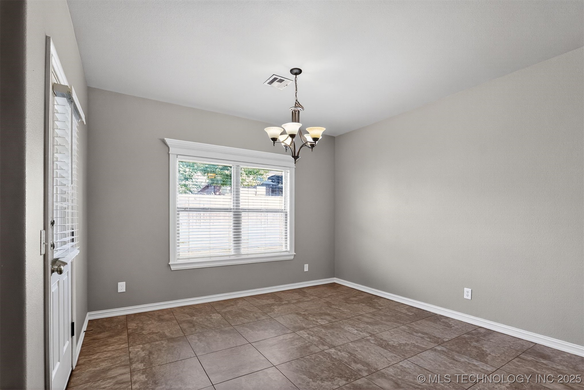 9307 N 95th Avenue E Property Photo 6